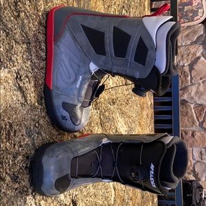 Snowboard boots